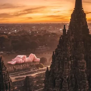 Mengenal KAWS Seniman Ikonik di Balik Kolaborasi dengan Uniqlo