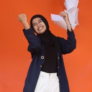 7 Cara Melumpuhkan Hati dan Menarik Perhatian Wanita Berkarakter Cuek