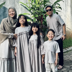 Mantan Suami Istri Kompak Rayakan Lebaran Bareng Anak, Netizen Baper!