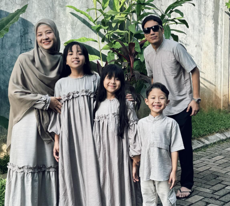 Mantan Suami Istri Kompak Rayakan Lebaran Bareng Anak, Netizen Baper!