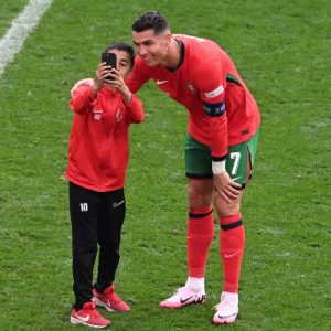 Keamanan Pemain Terancam! Fans Banjiri Lapangan Demi Selfie dengan Ronaldo!