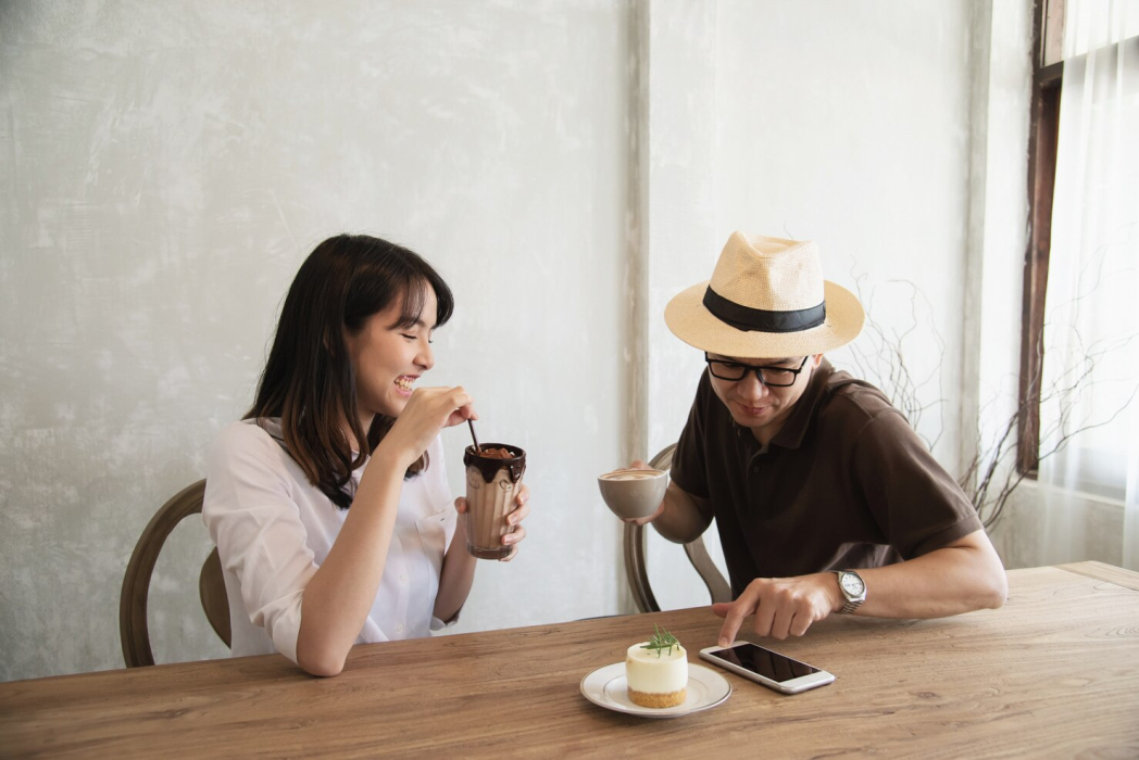 Tanda jika seseorang tertarik ke kamu saat bertemu (freepik Jcomp)