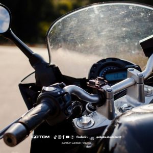 Awas! Kebiasaan Sepele Ini Bisa Bikin Celaka Saat Naik Motor
